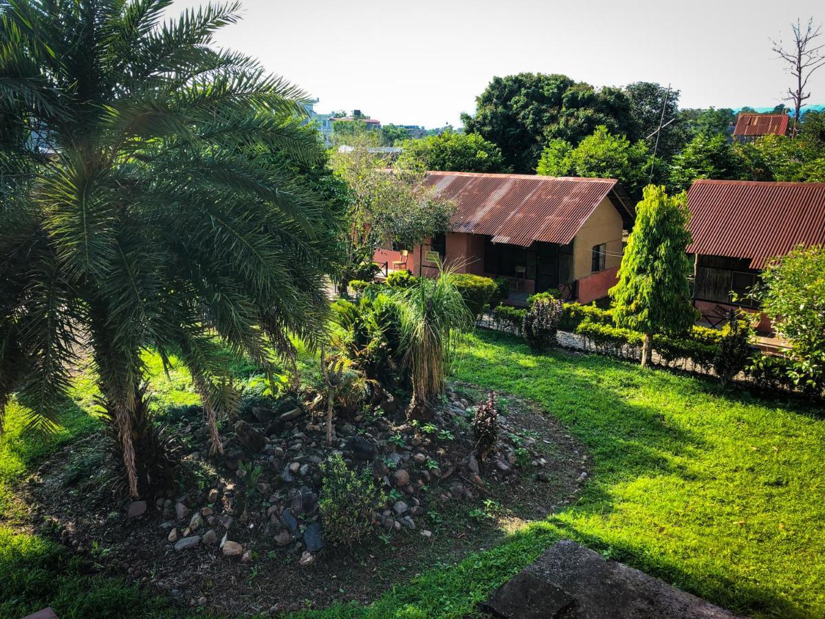 Hotel Tharu Garden Sauraha Exterior foto