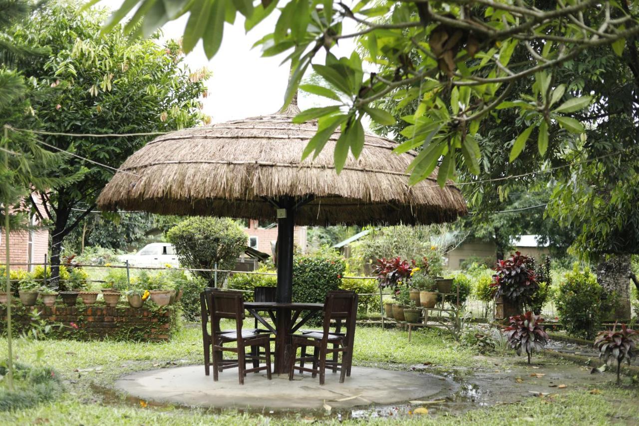 Hotel Tharu Garden Sauraha Exterior foto