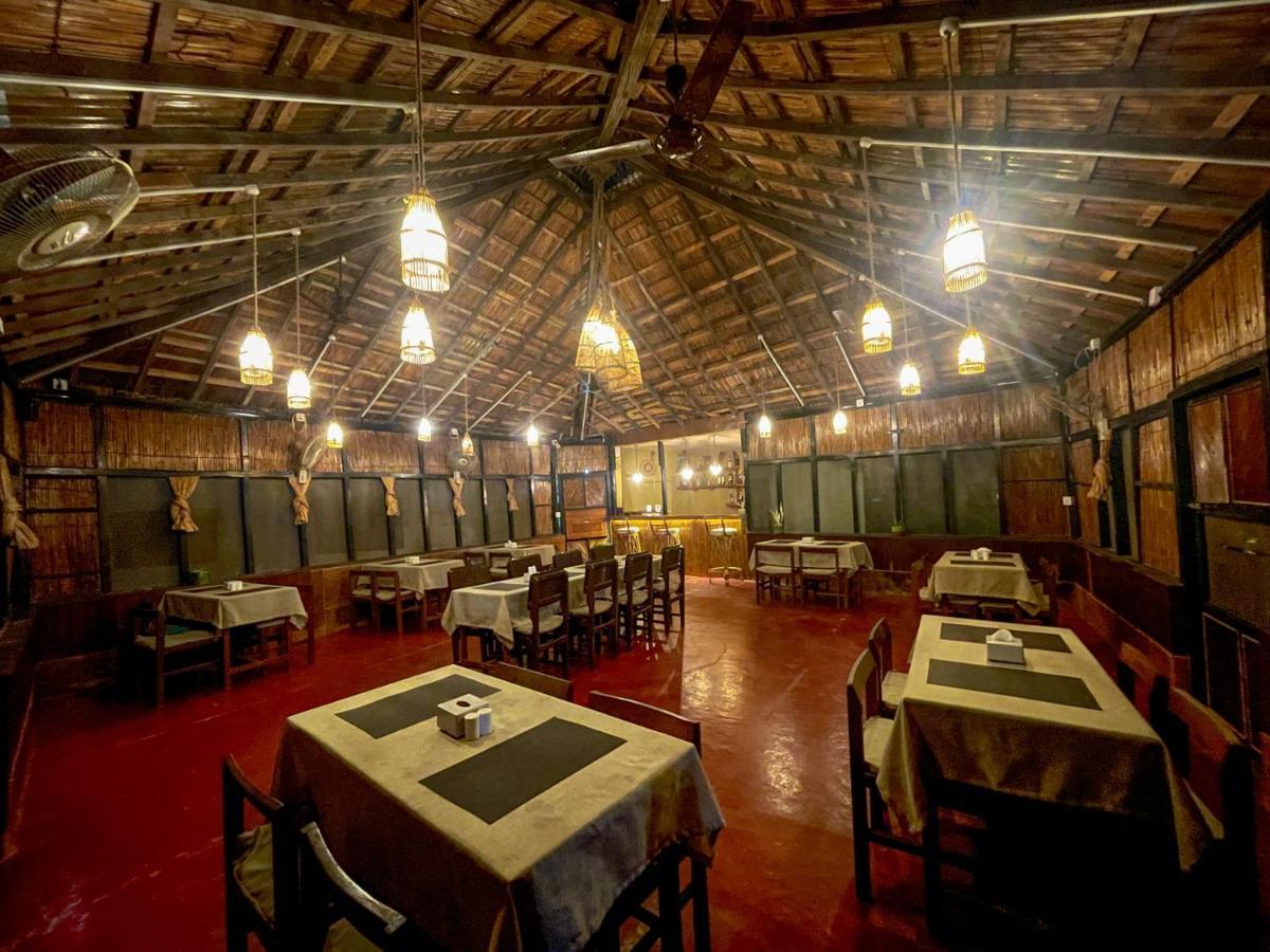 Hotel Tharu Garden Sauraha Exterior foto