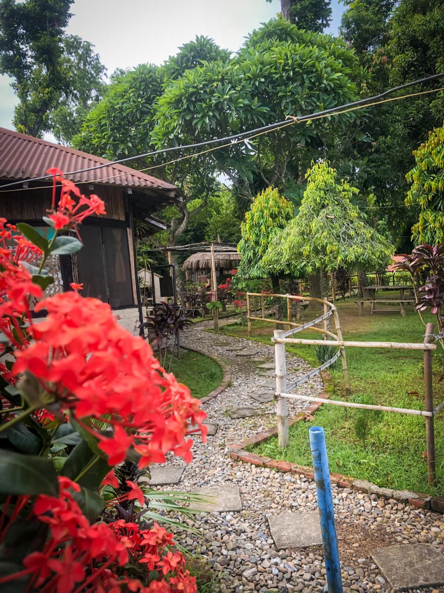 Hotel Tharu Garden Sauraha Exterior foto