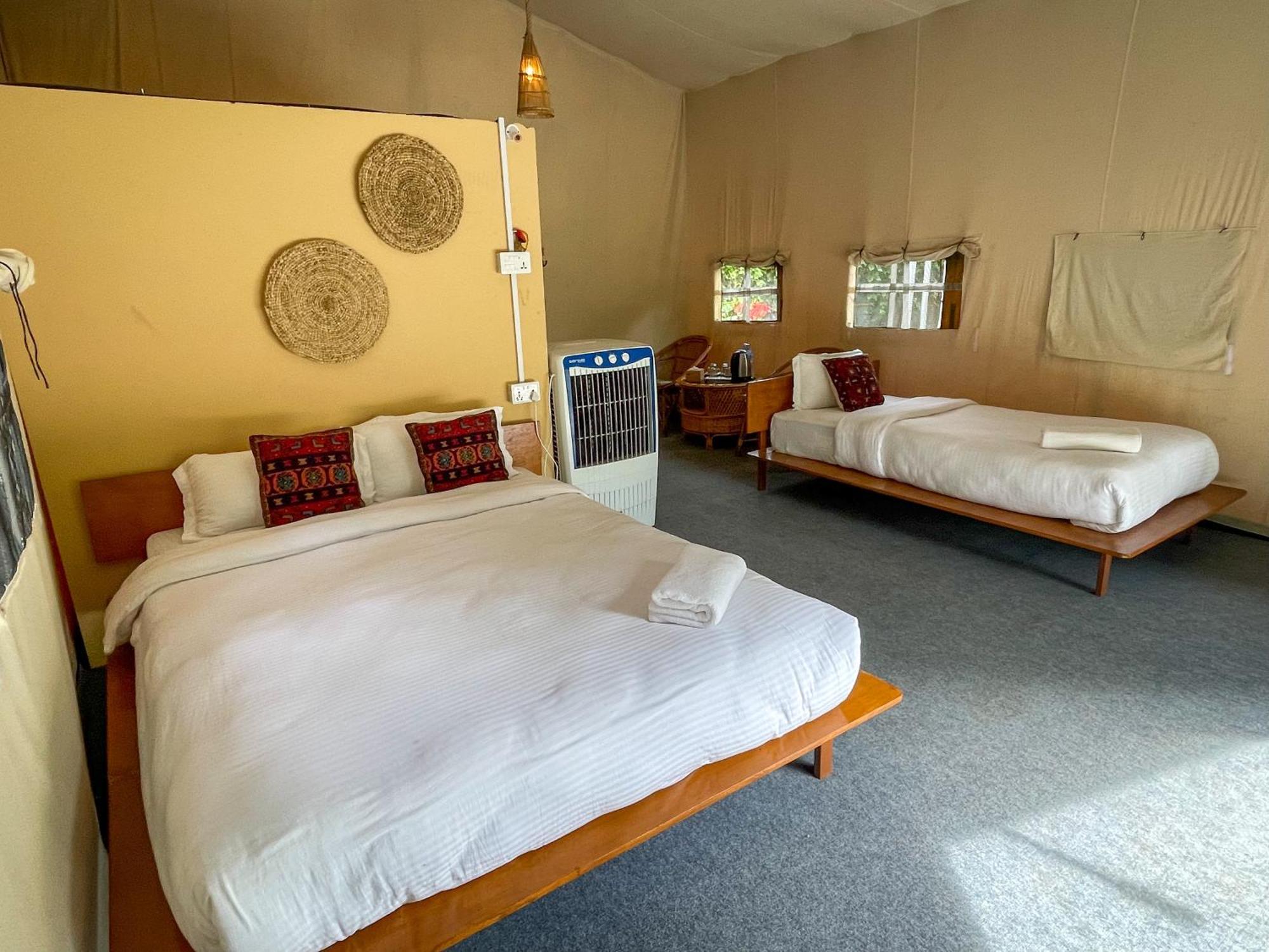 Hotel Tharu Garden Sauraha Exterior foto
